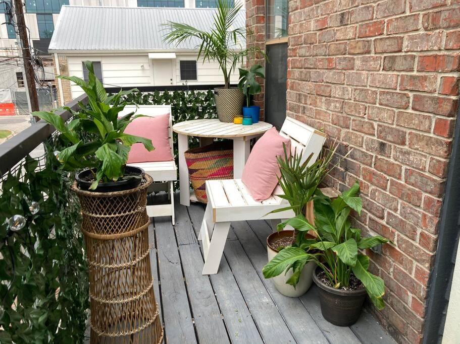 Luxury Greenhouse Studio Apartment Austin Exterior photo